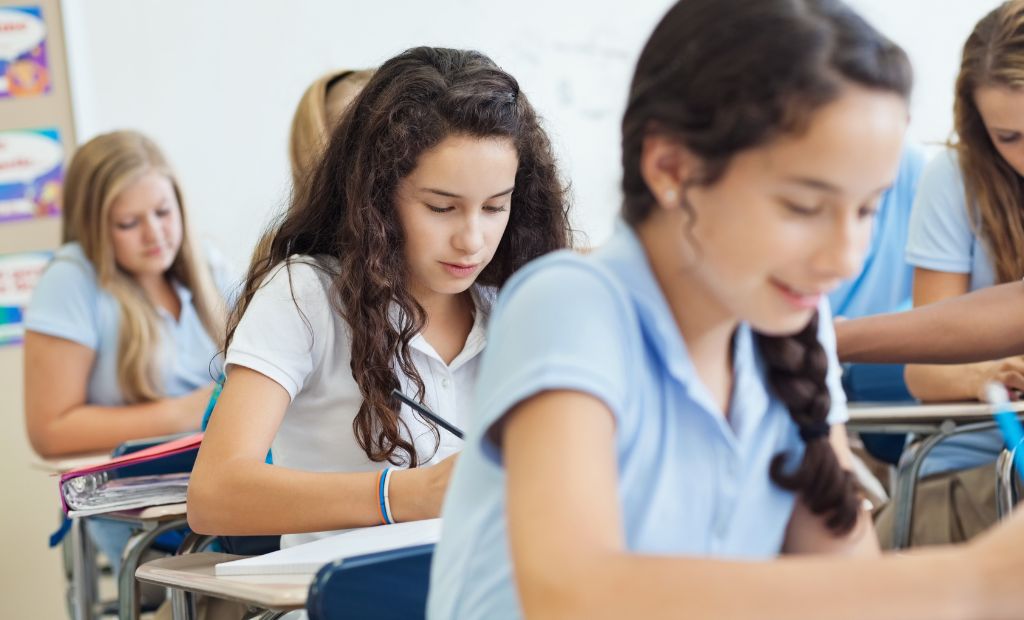 Studentesse in aula di una scuola secondaria paritaria